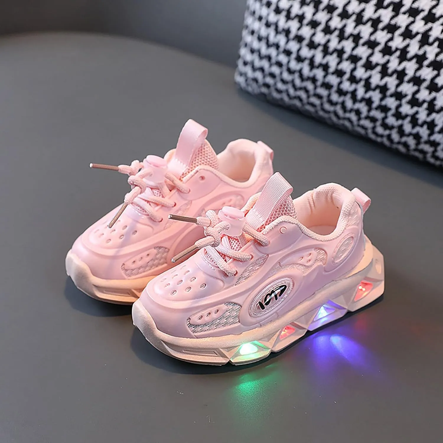 Girls Light Up Shoes Lac Up Non-Slip Luminous Shoes Low Top Mesh Lightweight Casual Sneaker Led Casual Shoes
