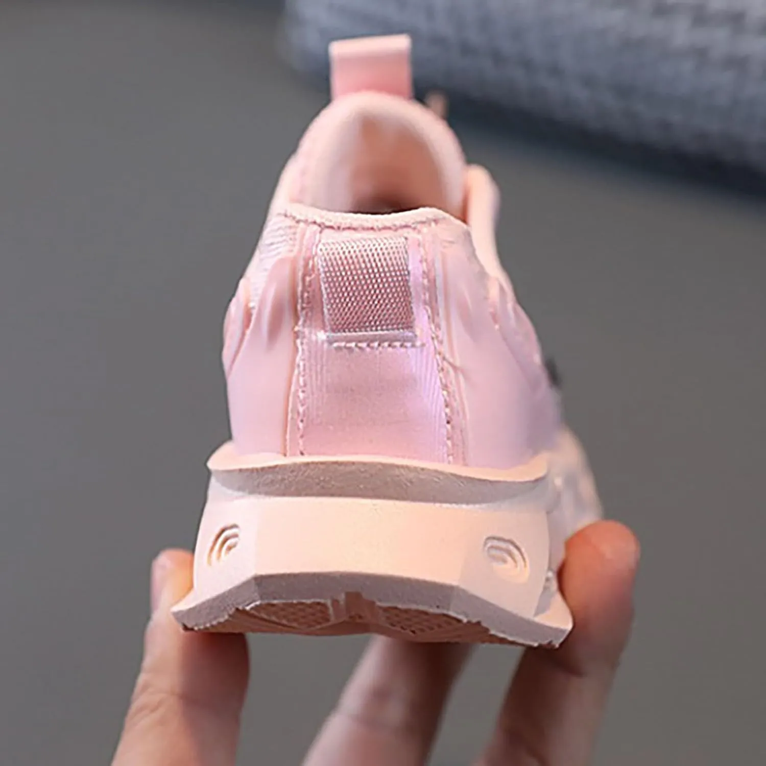 Girls Light Up Shoes Lac Up Non-Slip Luminous Shoes Low Top Mesh Lightweight Casual Sneaker Led Casual Shoes